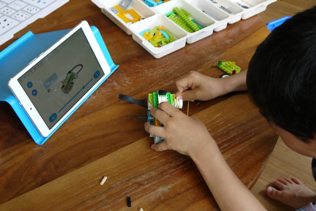LEGO WeDo2.0を作る子供