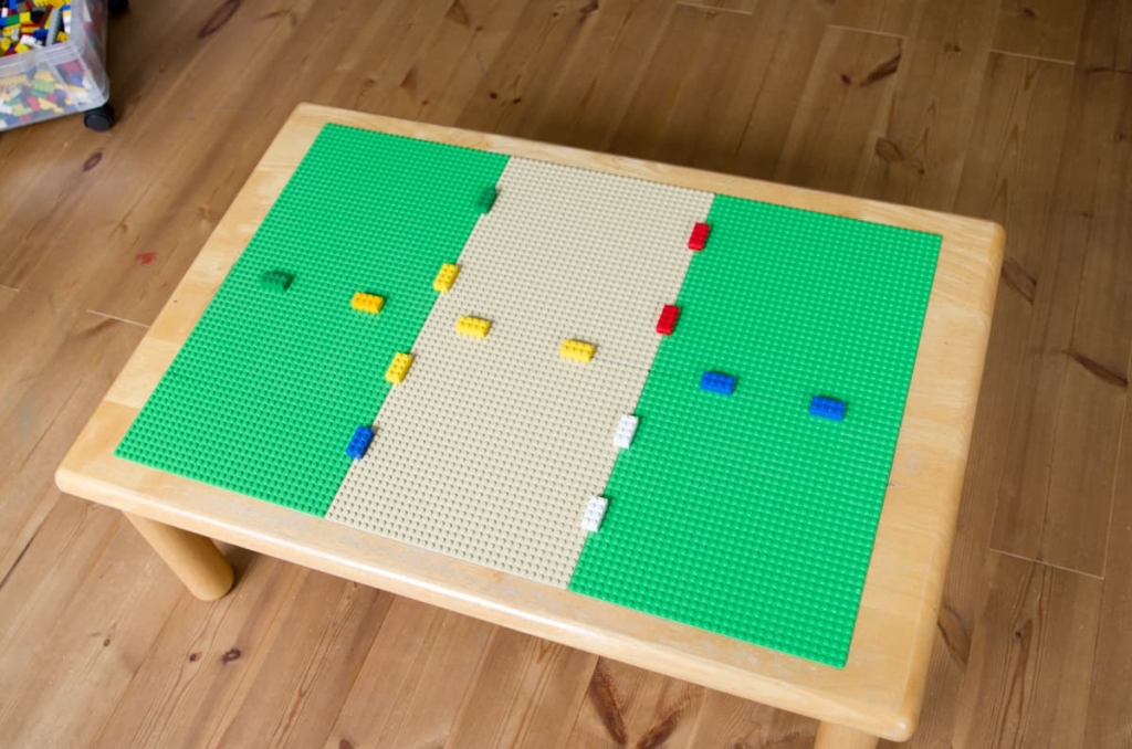 テーブルにレゴの基礎板を並べる