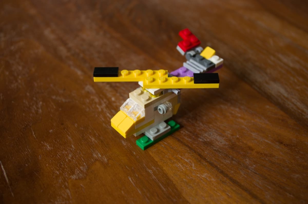 レゴで作ったヘリコプターのモデル