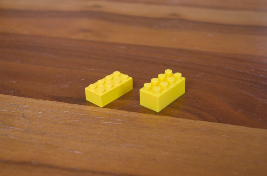 ダイヤブロックとレゴの基礎ブロックを並べた